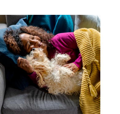 Ein Hundebesitzerin kuschelt mit einem Hund