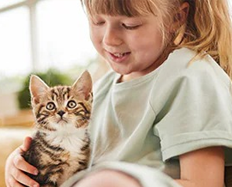 Mädchen mit glücklicher Katze