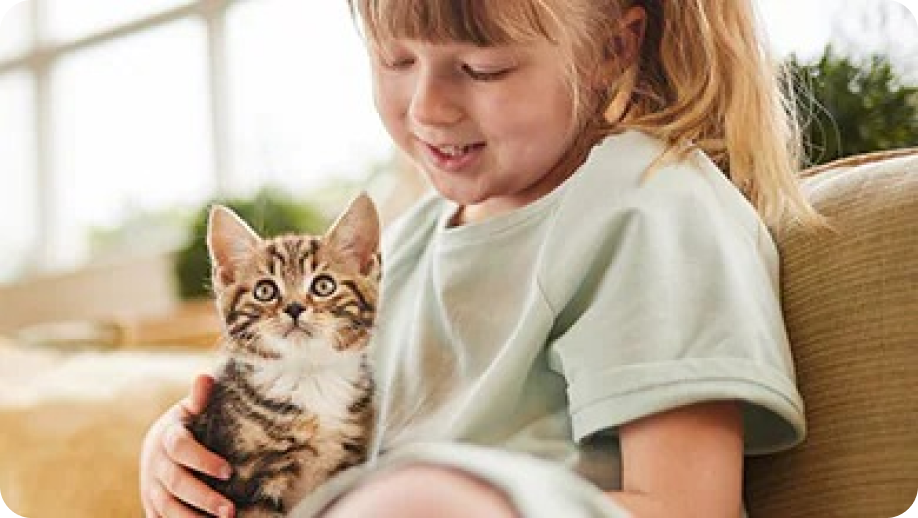 Mädchen mit glücklicher Katze