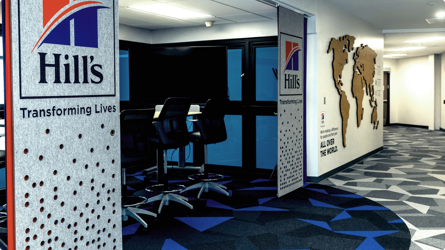 Hill's PNC Büroeingang mit einer Weltkarte an der Wand