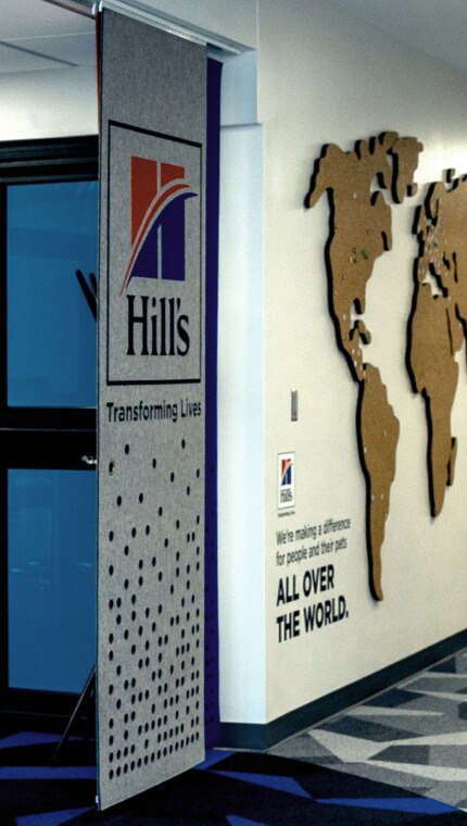 Hill's PNC Büroeingang mit einer Weltkarte an der Wand