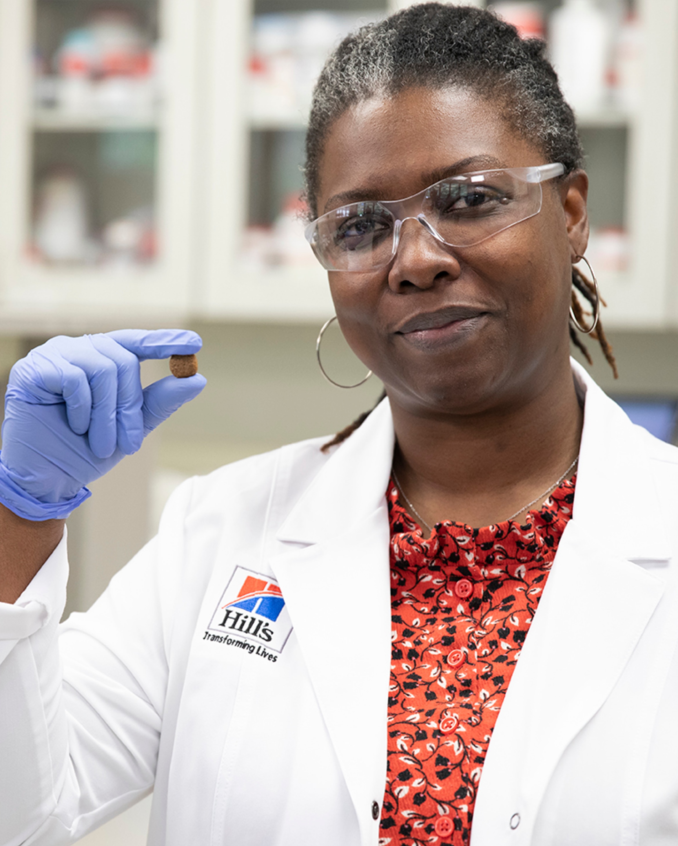eine Wissenschaftlerin mit Hill's Pet Hundefutter in der Hand