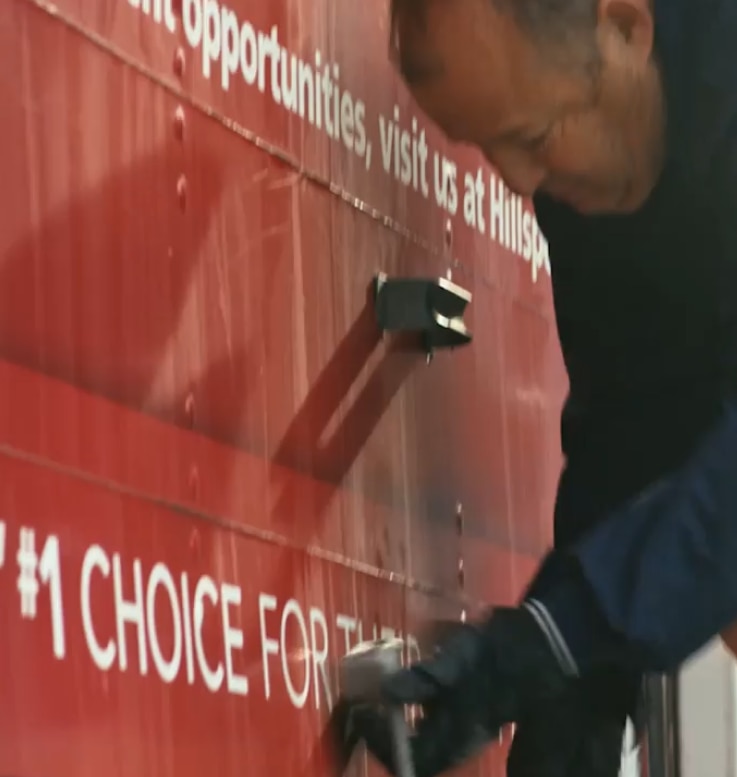 Mann arbeitet für das Hill’s Katastrophenhilfe-Netzwerk